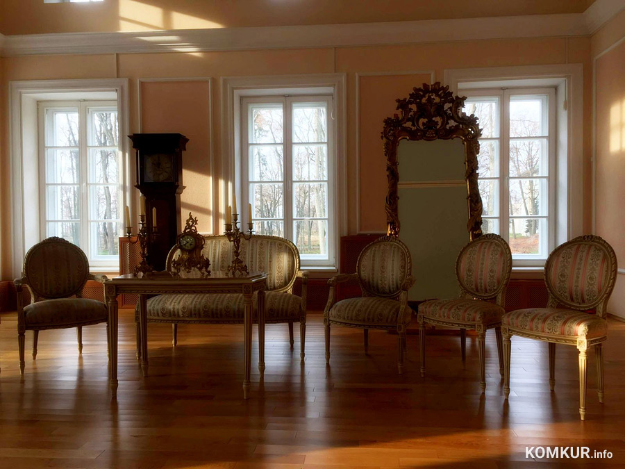 Во дворце Булгаков в Жиличах расставят мебель и повесят картины