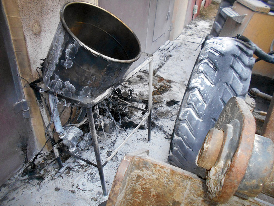 В 8.38 утра 20 февраля спасателям поступило сообщение о горящем погрузчике на территории гаражно-строительного кооператива на улице Орджоникидзе.