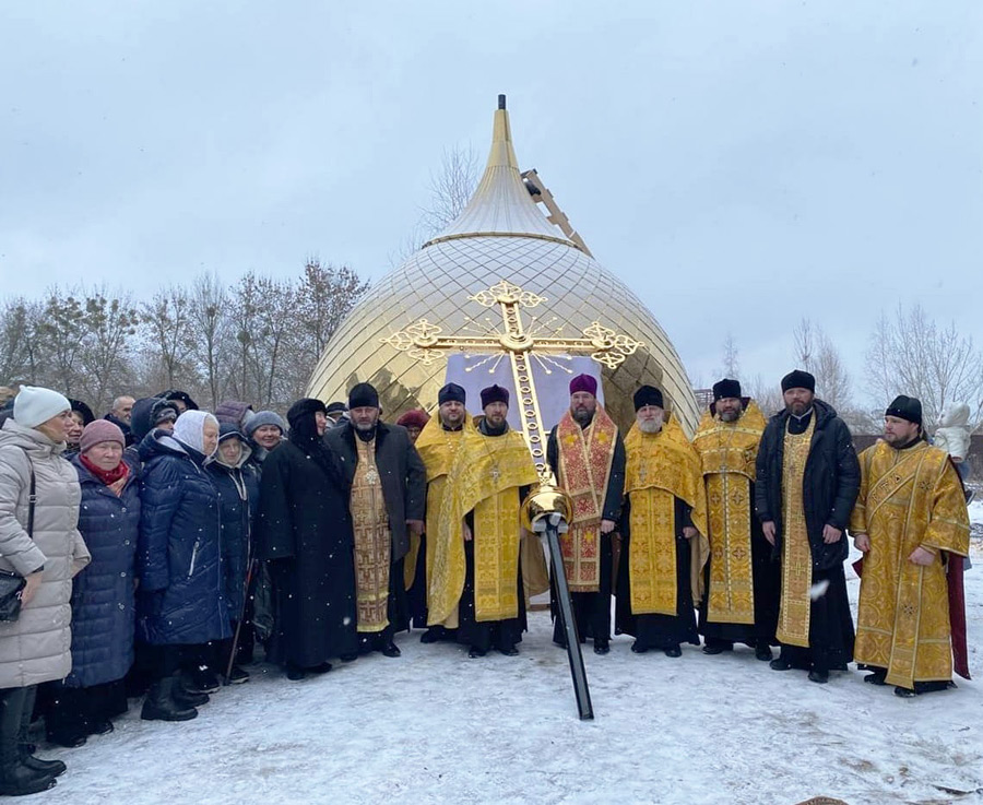 Храм на перекрестке Минской и Георгиевского получил главный купол и крест