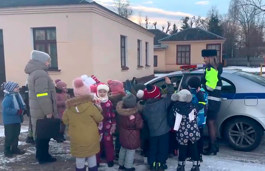 Милиционеры приняли участие в открытом уроке «Зная ПДД, мы в безопасности», организованном для старшей группы в ГУО «Детский сад №41 г. Бобруйска».