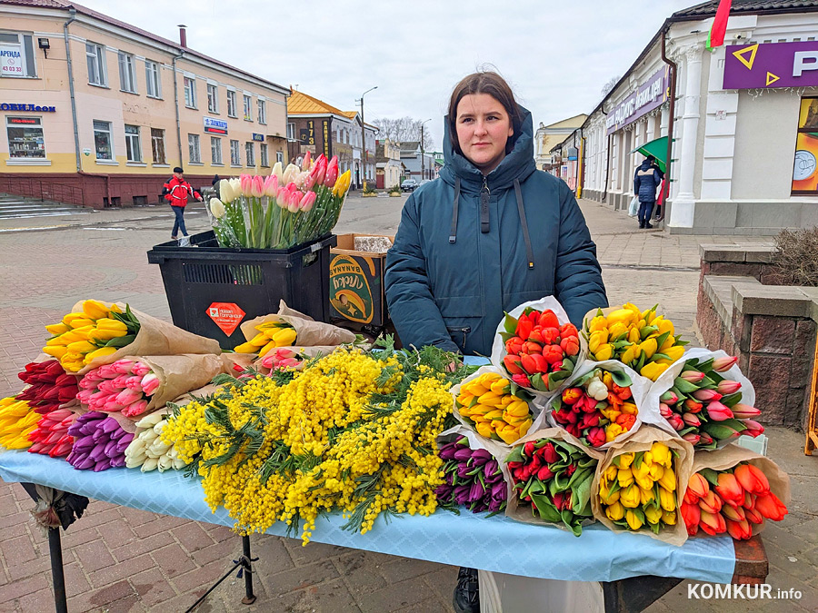 Что предлагают в цветочных рядах Бобруйска перед 8 Марта