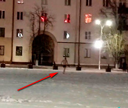 По центру Бобруйска гулял мужчина в… одних трусах (видео)