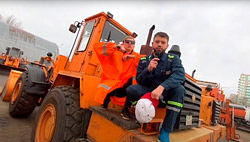 «В доме нету воды»: работники ЖКХ сняли клип к профессиональному празднику (видео)