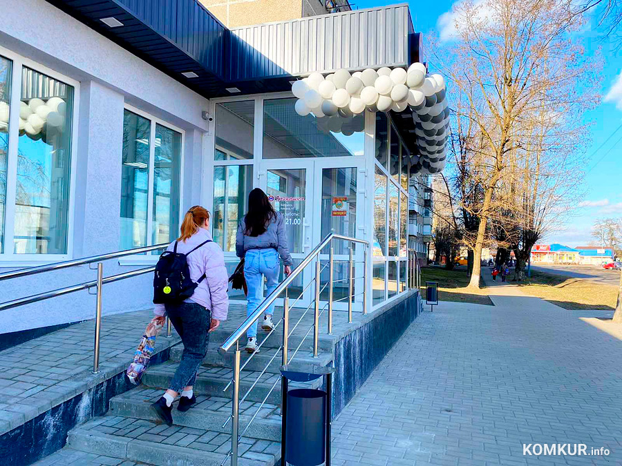 Третий день работает новый магазин «Хозяюшка» на улице Ковзана в авиагородке. Он открылся в помещении бывшего хлебного магазина «Каравай».