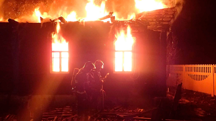 В начале первого ночи 12 апреля в Бобруйский горрайотдел по ЧС поступило сообщение о пожаре в дачном доме в деревне Вишневка Бобруйского района.