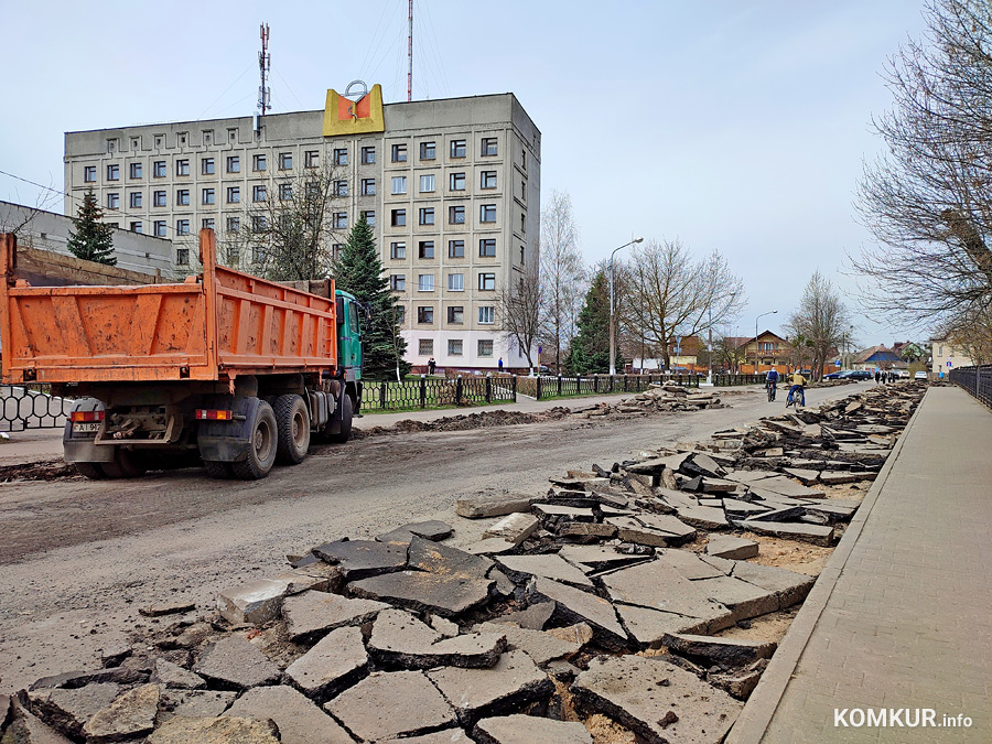 Вот уже несколько дней идут дорожно-ремонтные работы на улице Пролетарской – от Октябрьской до Пионерской, вдоль больницы имени Морзона и первой поликлиники.