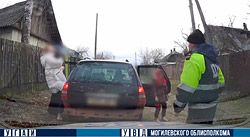 В Бобруйске нетрезвый водитель перевозил полную машину пассажиров, в том числе и детей (видео)