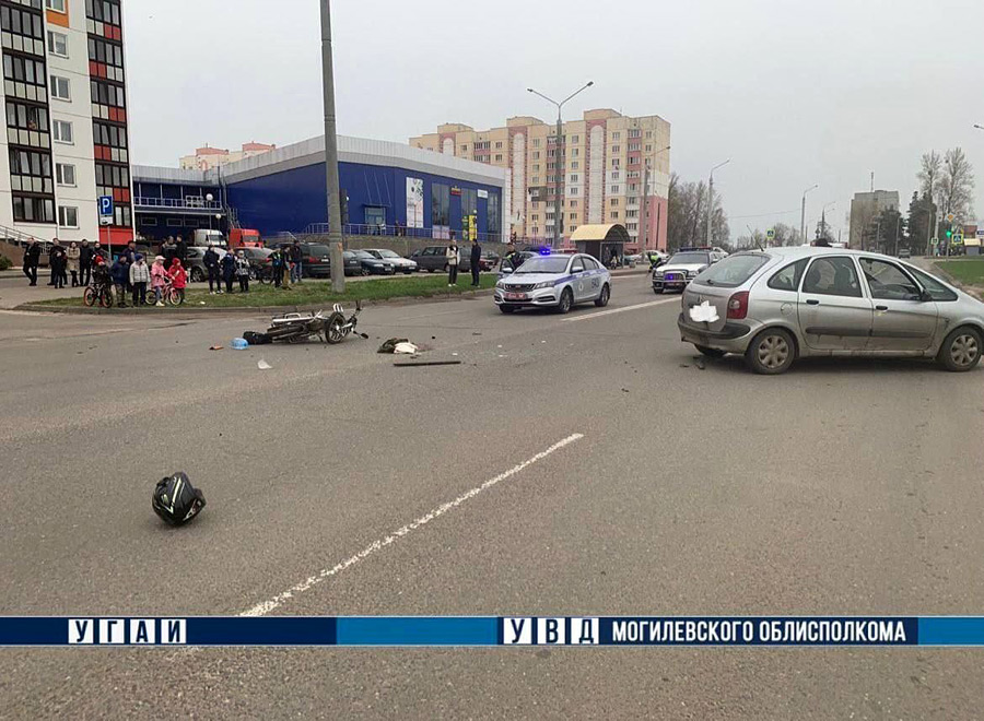 В пятницу, 14 апреля, около шести вечера на улице Гоголя 38-летний водитель автомобиля Citroen, выезжая с дворовой территории, не предоставил преимущество и столкнулся с мопедом Hors, который двигался по главной дороге.