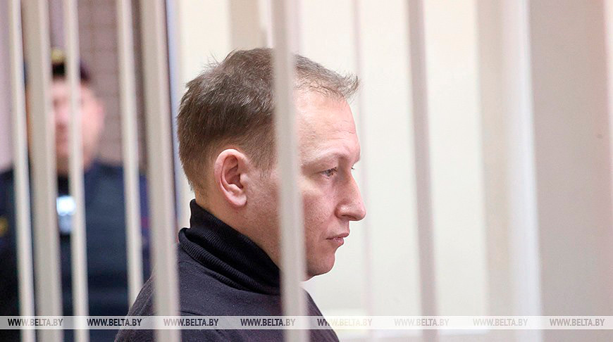 Он находится под стражей. Согласно обвинению, Дмитриев в период с 23 августа по 6 сентября 2020 года умышленно, находясь в Минске, принял активное участие в действиях, грубо нарушающих общественный порядок и сопряженных с явным неповиновением законным требованиям представителей власти, при этом он публично выкрикивал лозунги.