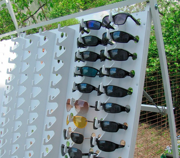 Инспекция МНС Республики Беларусь по г. Бобруйску в ходе тематической оперативной проверки, проведенной с применением метода контрольной закупки, установила факт осуществления гражданкой Я., проживающей в Бобруйске, розничной торговли очками без госрегистрации в качестве субъекта хозяйствования.