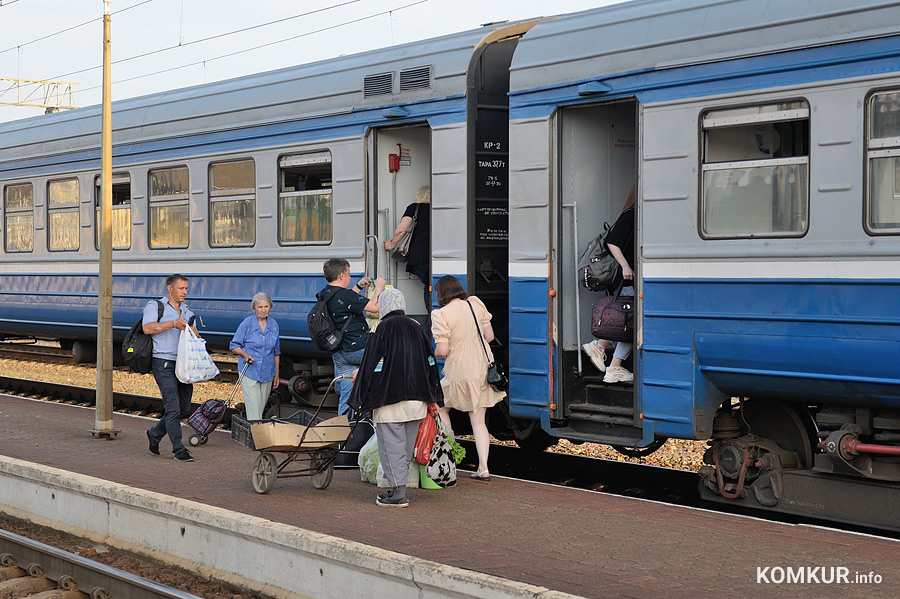 С 1 мая в поездах региональных линий экономкласса для пенсионеров по возрасту будет введена скидка в 50% на проезд. Об этом сообщили в пресс-службе Белорусской железной дороги.