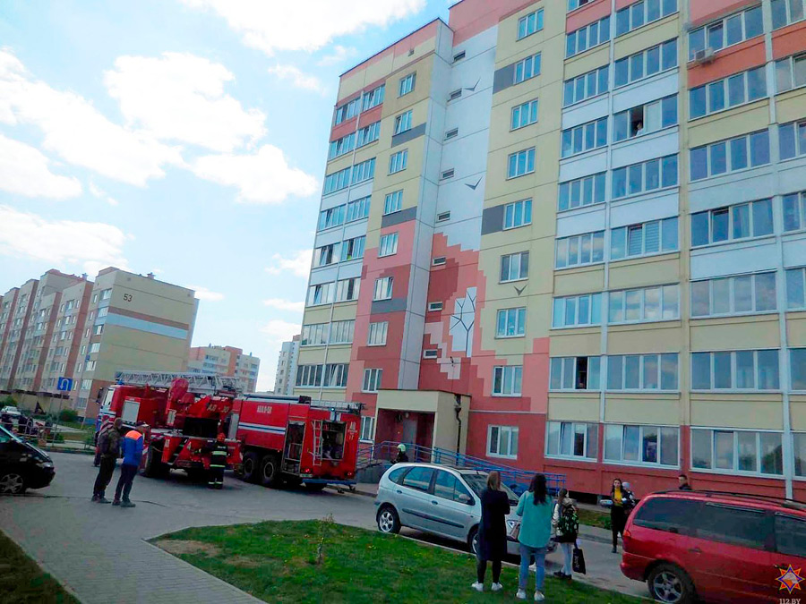 10 мая в 11.04 прохожие сообщили спасателям о пожаре на девятом этаже жилого дома на проспекте Строителей.