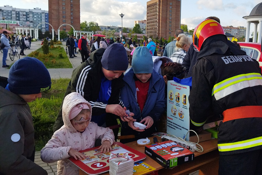 На Бобруйщине стартовала акция «Не оставляйте детей одних!». В преддверии летних каникул спасатели на мероприятиях будут напоминать родителям о самых важных постулатах безопасного поведения. О том, как сделать жизнь ребенка безопасной и о многом другом рассказали работники МЧС в Молодежном парке Бобруйска на районном празднике «Мы память в сердце храним».