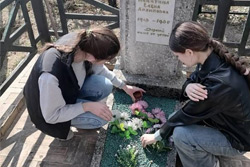 Представители отраслевого профсоюза Бобруйска благоустроили могилы Героев Советского Союза