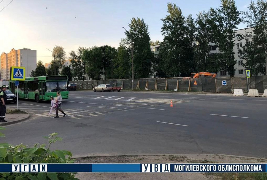 20 мая, это была суббота, около 18.20 22-летняя девушка за рулем автомобиля Kia ехала по улице Ульяновской. В районе дома №21 совершила наезд на 51-летнюю женщину, которая шла по пешеходному переходу.