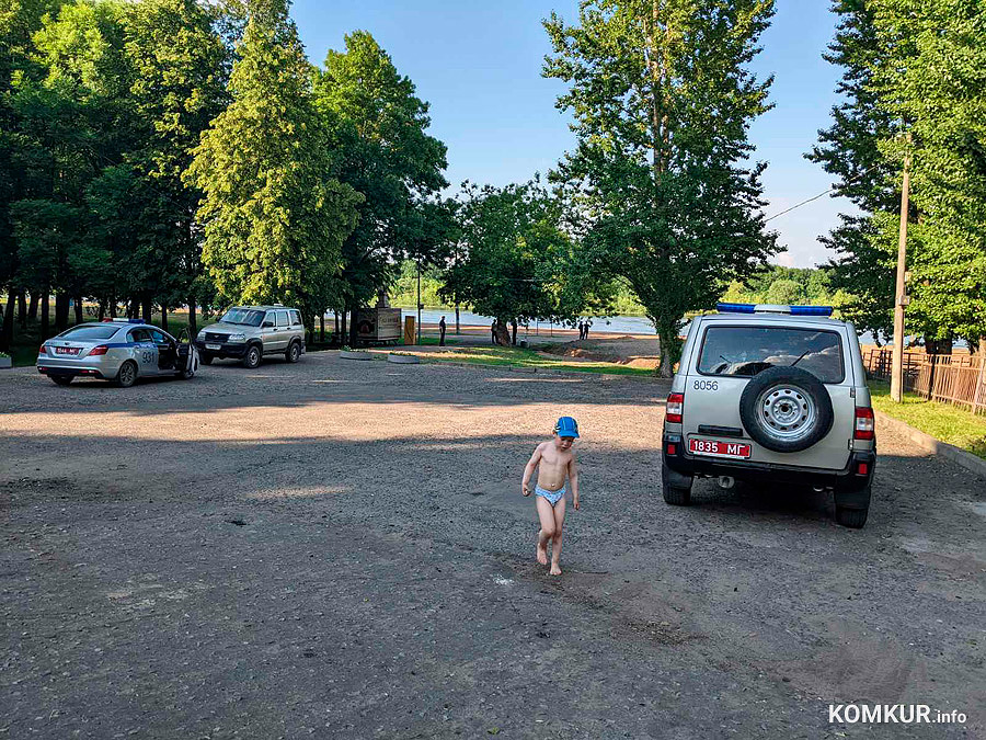 Для обеспечения общественного порядка сотрудники УВД Бобруйского горисполкома обследовали места массового отдыха граждан вблизи водоемов.