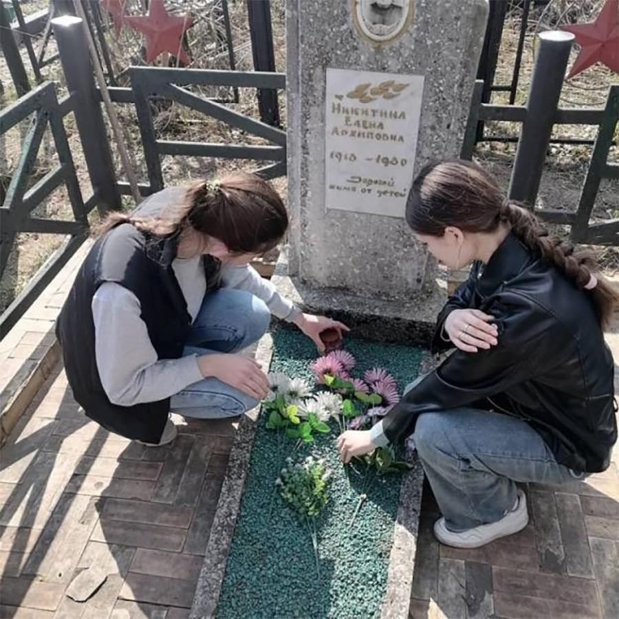 Представители отраслевого профсоюза Бобруйска благоустроили могилы Героев Советского Союза