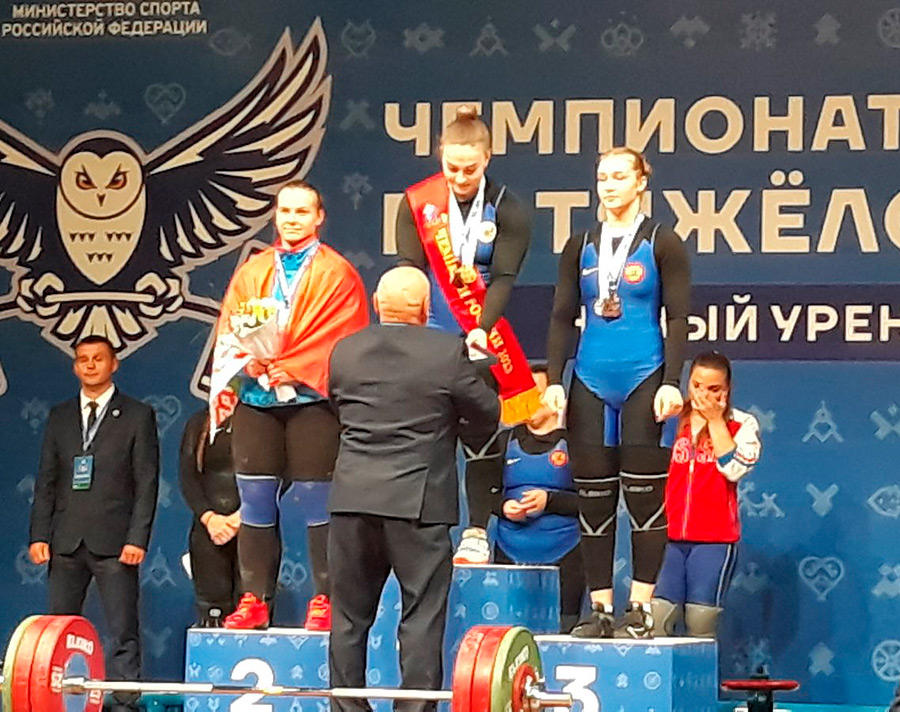 14 июня в Новом Уренгое на чемпионате России по тяжелой атлетике серебряную медаль завоевала Дарья Наумова, воспитанница Бобруйского государственного училища олимпийского резерва.