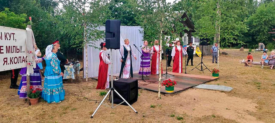 24 июня коллективы учреждения культуры «Центр досуга и творчества г. Бобруйска»: народный казачий ансамбль «Вольница», вокальная группа «Любава», военно-исторический клуб «Газдава», солисты Игорь Шатило, Андрей Батюня, Лариса Дудко, Вера Глушакова, Ярослава Коноплич поздравили жителей деревни Ясень-Каменка с праздником «День деревни».
