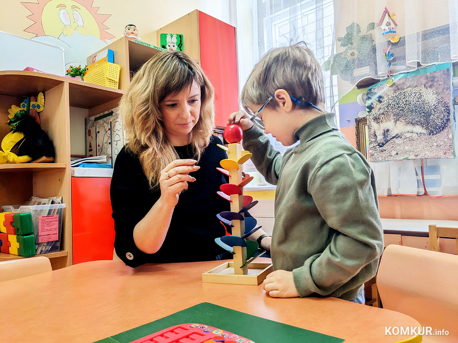 У современных детей гораздо больше шансов получить проблемы со зрением, чем несколько поколений назад. Многие буквально с пеленок уже пользуются различными гаджетами. К тому же никто не отменял врожденные проблемы... Если малышу-дошкольнику нужна помощь в поддержании или коррекции зрения, комиссия ГУО​ «Центр коррекционно-развивающего обучения и реабилитации​ г. Бобруйска»​ направляет его в ГУО «Детский сад №5», где работают специальные группы для детей с нарушениями зрения.