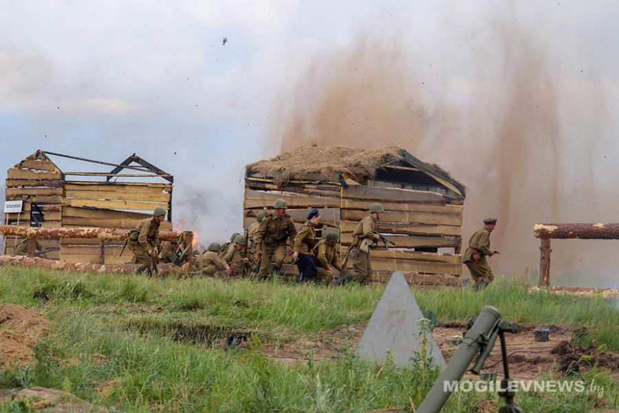 Стрельба, взрывы, плененные немцы… В Бобруйском районе прошла военно-историческая реконструкция (фоторепортаж)