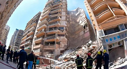 В Египте рухнул 13-этажный дом (+видео)