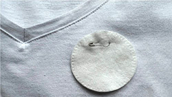 Приколите ватный диск к одежде булавкой – увидите, как это сработает