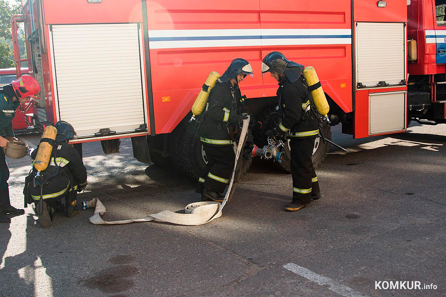 По информации МЧС, вечером 19 июня поступило сообщение о пожаре прессованной резиновой крошки в грузовом автомобильном прицепе (принадлежит арендатору складских помещений ОАО «Эковер ПРО», 2000 г.в.) на открытой площадке завода массовых шин ОАО «Белшина».