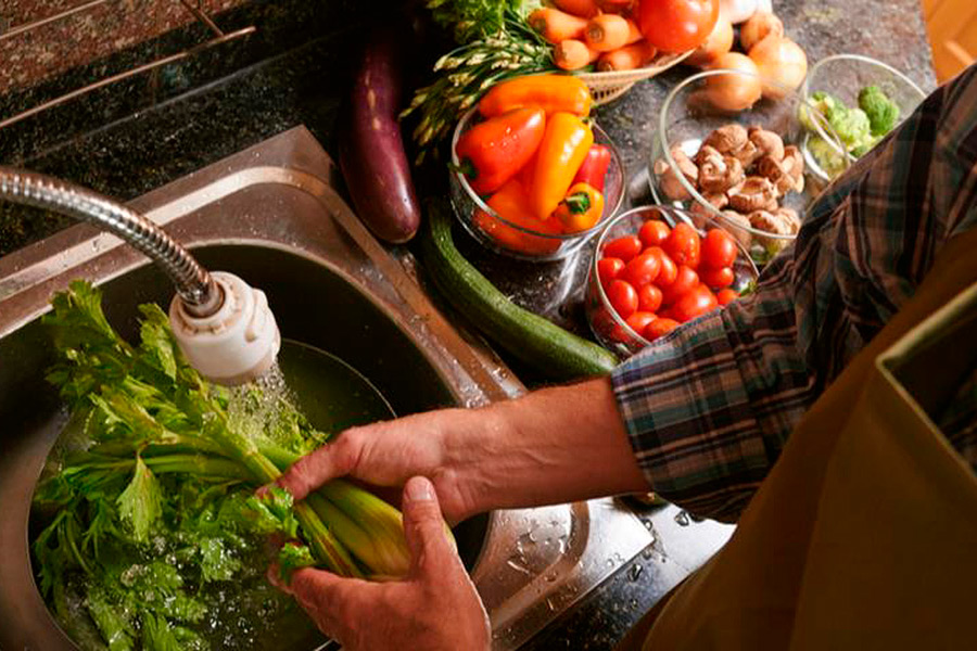 Пришло долгожданное время, когда можно вдоволь насытиться витаминами и другими полезными веществами. Однако чтобы не оказаться на больничной койке, крайне важно перед употреблением тщательно мыть свежие продукты. Покупая ягоды или фрукты-овощи на рынке, нужно представить себе, какой путь они проделали от грядки до конечного потребителя. На них могут остаться удобрения или компоненты, которыми покрывают продукты, чтобы они не портились при транспортировке и т.д.