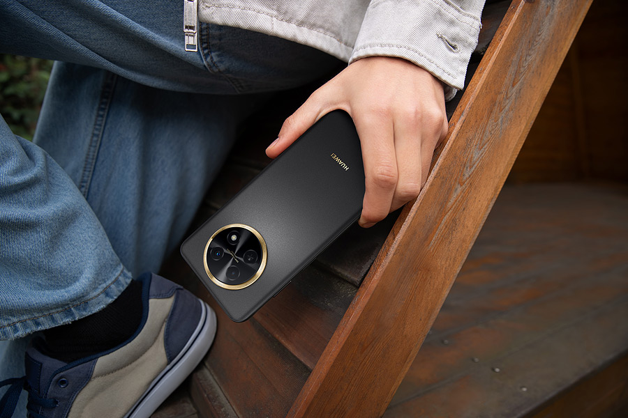 В продаже в Беларуси появился новый бюджетный смартфон HUAWEI nova Y91 с емкой батареей на 7000 mAh и 256ГБ внутренней памяти, а также 6,95-дюймовым дисплеем HUAWEI FullView. Несмотря на столь мощный аккумулятор, толщина устройства составляет всего 8,9 мм. Благодаря дизайну Huawei Starry Circle смартфон выглядит стильно и буквально притягивает взгляды.