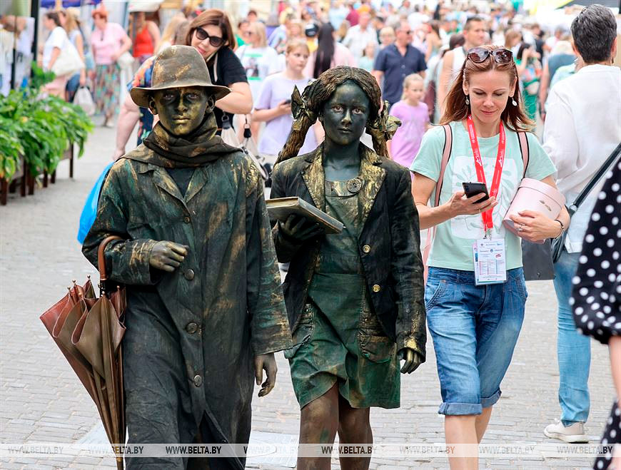 Международный фестиваль искусств «Славянский базар» проходит в Витебске. Жителей и гостей города в это время радует праздничная и яркая атмосфера мероприятия.