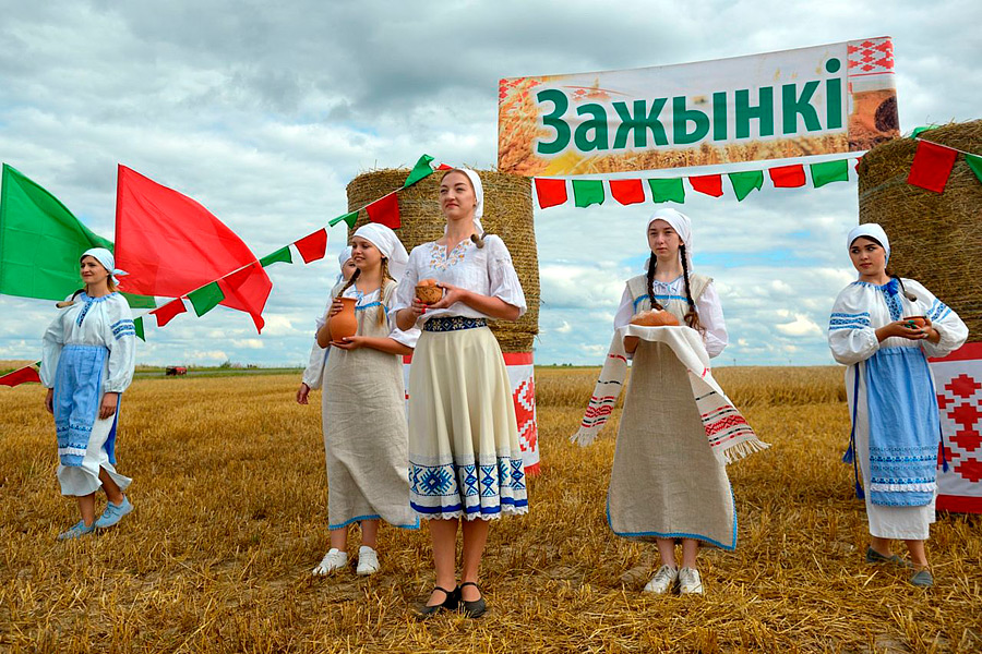 Старинной народной традицией в Бобруйском районе дали старт массовой уборке зерновых и зернобобовых растений.