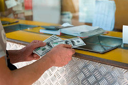 Доллар и евро продолжают расти, российский рубль дешевеет 