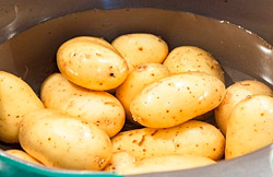 Как почистить кастрюлю молодой картошки за 15 секунд