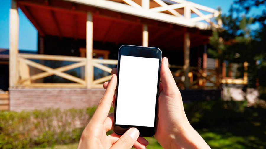 Фольга хороша для запекания курицы – получится хрустящая корочка. Однако эту металлическую бумагу можно использовать не только в кулинарии.