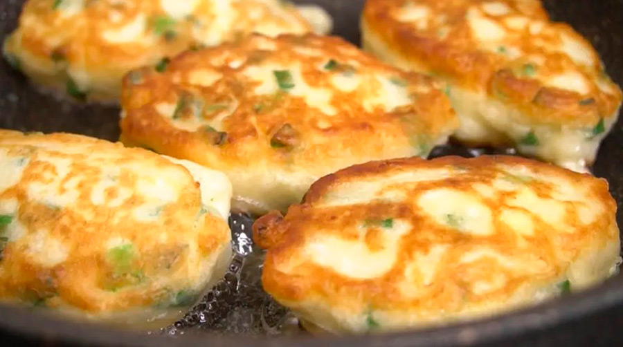 Быстрые рецепты выручают, если срочно требуется перекус. А эти пирожки вы точно приготовите еще не раз.