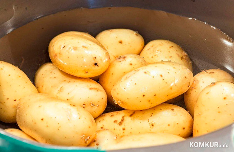 В инстаграме и тиктоке много просмотров набрали видео о том, как быстро почистить молодую картошку. Похоже, лайфхак действительно работает.