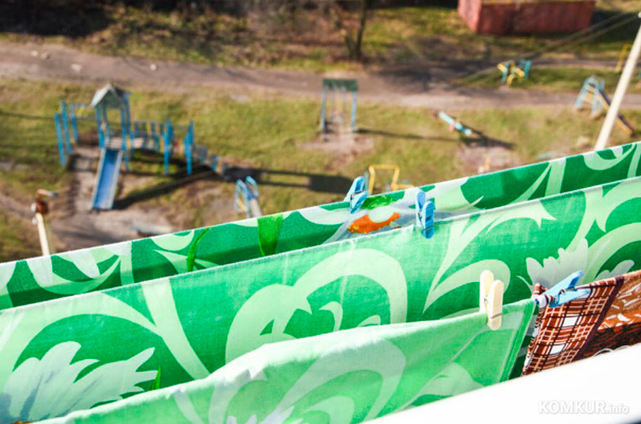 Одежду из такой ткани нельзя сушить на солнце.