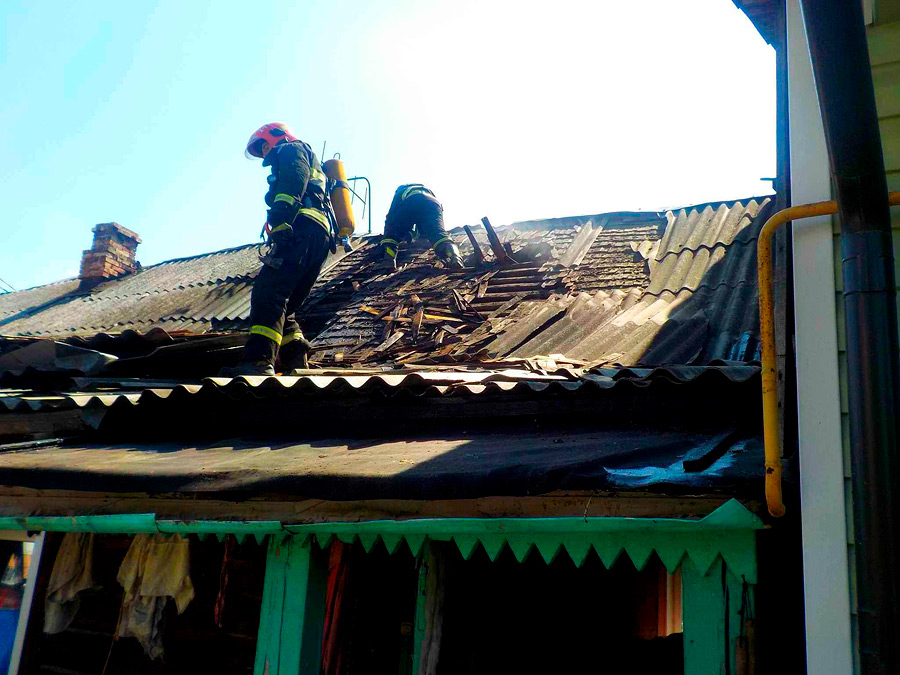 В среду, 16 августа, в начале второго дня очевидцы сообщили бобруйским спасателям о пожаре в жилом доме на улице Платона Головача.