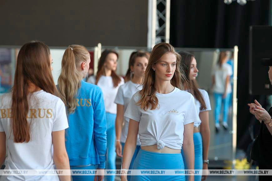 Уже неделю 24 претендентки на титул самой красивой девушки Беларуси готовятся в Национальной школе красоты к финальному шоу конкурса. 