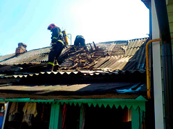 Увидели дым из-под кровли: в Бобруйске загорелся жилой дом