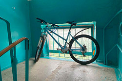 Велосипед, коляска, цветы в подъезде, пивко на лавочке – за что сейчас можно получить реальный штраф? И какой?