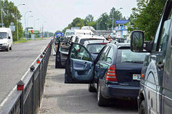 Более 300 легковых автомобилей стоит в очереди на въезд в Польшу