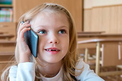 В каких случаях детям можно пользоваться смартфонами на уроках – разъяснили в Минобразования