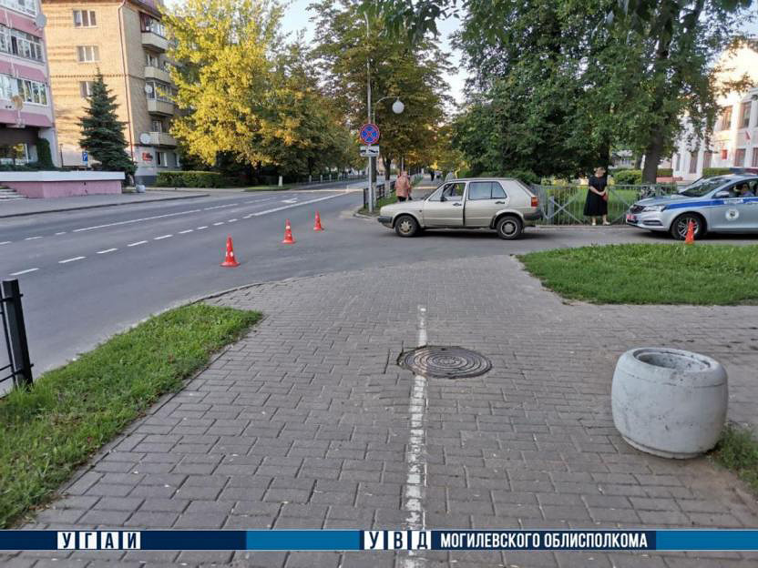 Как сообщили в УВД облисполкома, вечером 9 августа 54-летний водитель автомобиля Volkswagen при выезде с дворовой территории на улице Социалистической не уступил дорогу 11-летнему велосипедисту.