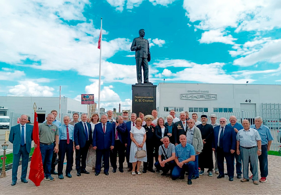 Памятник Иосифу Сталину открыли представители фонда культурного наследия «Русский Витязь» в Великих Луках Псковской области.