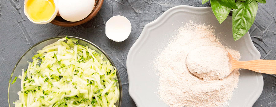 Пицца с основой из кабачка – хорошая низкокалорийная альтернатива обычной пицце, которую к тому же можно быстро приготовить прямо на сковороде.