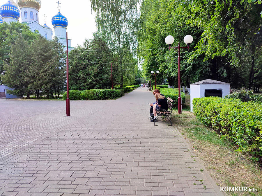 В сквере рядом с Никольским собором.