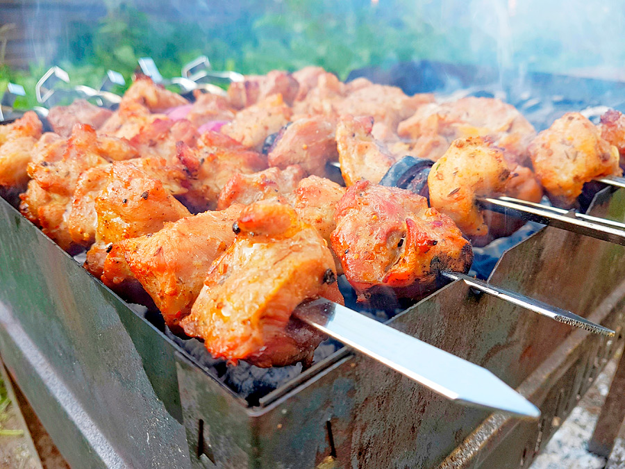 Добавление всего одного ингредиента в маринад может значительно улучшить вкусовые качества шашлыка. И этот ингредиент, на первый взгляд, согласитесь, странный.