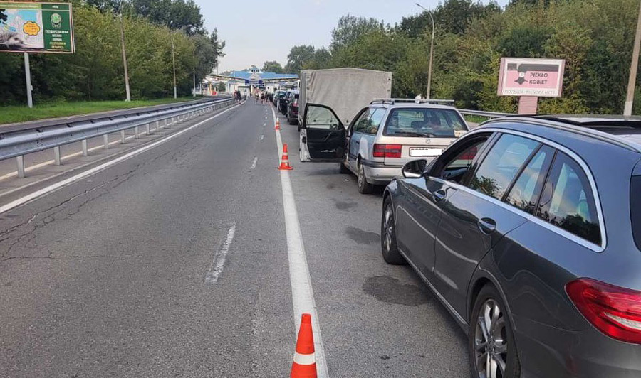 Госпогранкомитет сообщил о росте очередей легковых авто на въезд в Литву и Польшу: оформления ожидает уже порядка 420 авто.